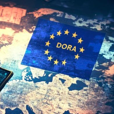 Banken mit fragmentierten IT-Systemen und fehlender Front-to-Back-Strategie riskieren aus DORA regulatorische Sanktionen. (Bild: © Best_Seller - stock.adobe.com / KI-generiert)