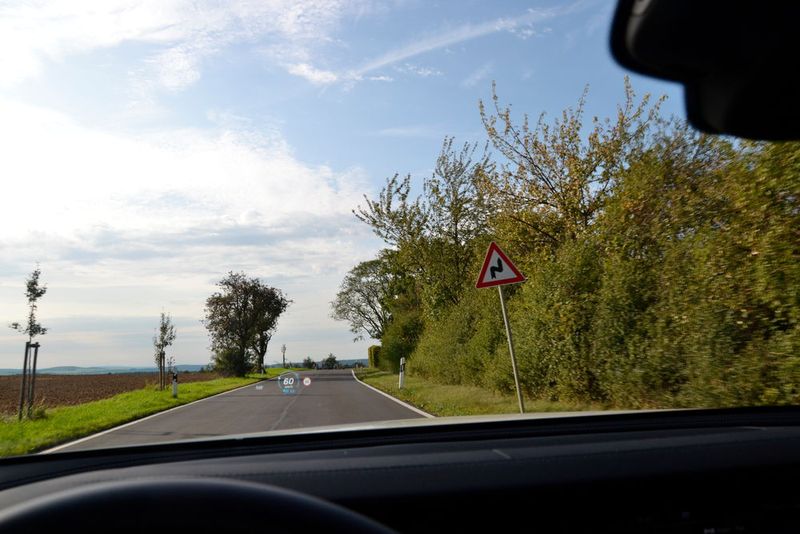 Ob Feldweg oder Landstraße … (Bild: Michel / »kfz-betrieb«)