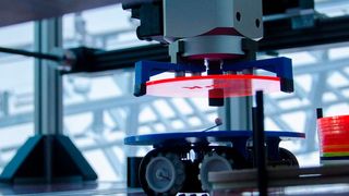 Smarte Fabrik: Bearbeitete Rohlinge werden auf ein fahrerloses Transportsystem (FTS) gehoben. (Bild: Fraunhofer IPK)