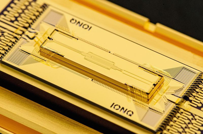 IonQ hat den ersten europäischen Quantencomputer in Betrieb genommen: Das Forte-System von IonQ lässt sich auf bis zu 36 algorithmische Qubits (#AQ) skalieren und kann über 34 Milliarden Möglichkeiten gleichzeitig verarbeiten.  (Bild: IonQ)