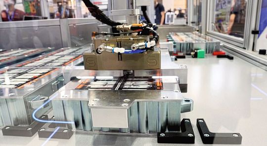 Der Hubmechanismus greift in die Hebepunkte des Gehäuses ein, um die 35 Kilo schweren Batteriemodule mit hoher Geschwindigkeit anzuheben. (Bild:  Yamaha)