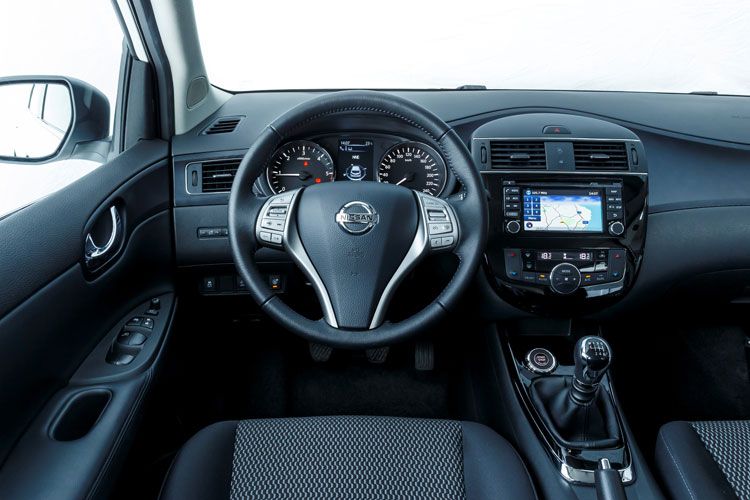 Hinter dem Lenkrad hat der Fahrer viel Platz. (Foto: Nissan)