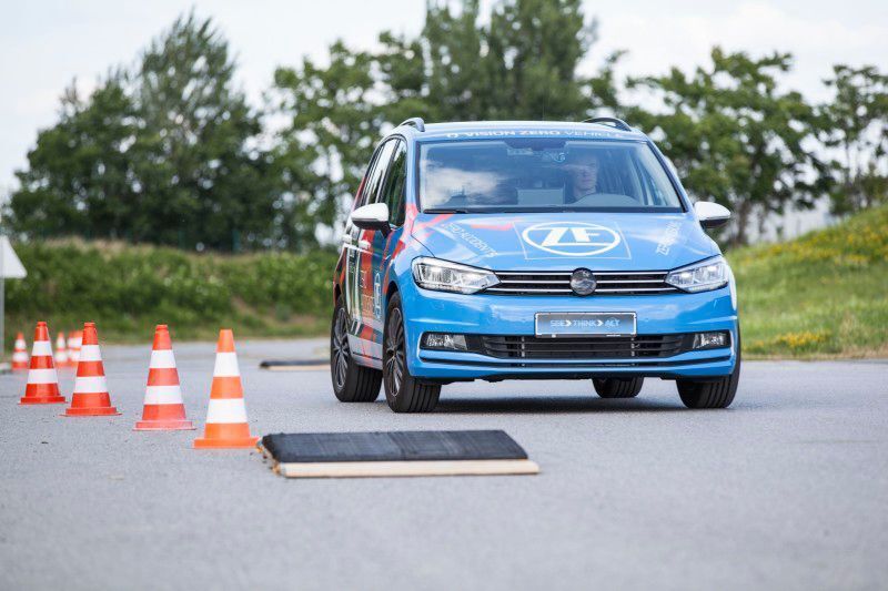 Vision Zero Vehicle von ZF: Intelligent vernetzte mechanische Systeme lassen das „Vision Zero Vehicle“ sehen, denken und handeln.  (ZF Friedrichshafen AG)