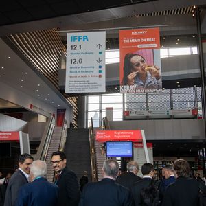 Vom 3. bis 8. Mai 2025 kamen Fleisch- und Proteinverarbeiter aus aller Welt in Frankfurt zur IFFA zusammen. 1.019 Aussteller aus 52 Ländern zeigen innovative Technologien und Dienstleistungen für alle Stufen im Herstellungs- und Vertriebsprozess. Zudem beteiligten sich vier Berufsschulen aus der Bundesrepublik und aus Belgien mit insgesamt neun Teams am Wettbewerb „Fleischerklassen zeigen ihr Können“, der heute auf dem Wettbewerbsgelände des Deutschen Fleischer-Verbandes (DFV) im Rahmen der IFFA 2025 stattfand. (Messe Frankfurt Exhibition GmbH / Jochen Günther)