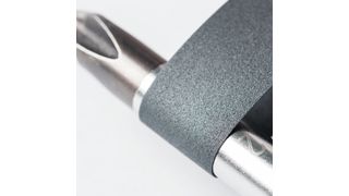 Das Keramikband ist extrem biegsam. Ein Biegeradius von 3 mm ist Standard. Andere Biegeradien sind auf Wunsch möglich. (Bild: Isotec)