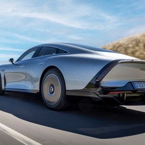 Reifen im so genannten Narrow-Format der Dimension 185/65 R20 in Kombination mit extrem glatten Felgenoberflächen sollen dem Wind möglichst wenig Angriffsfläche bieten.(Bild:  Mercedes-Benz)