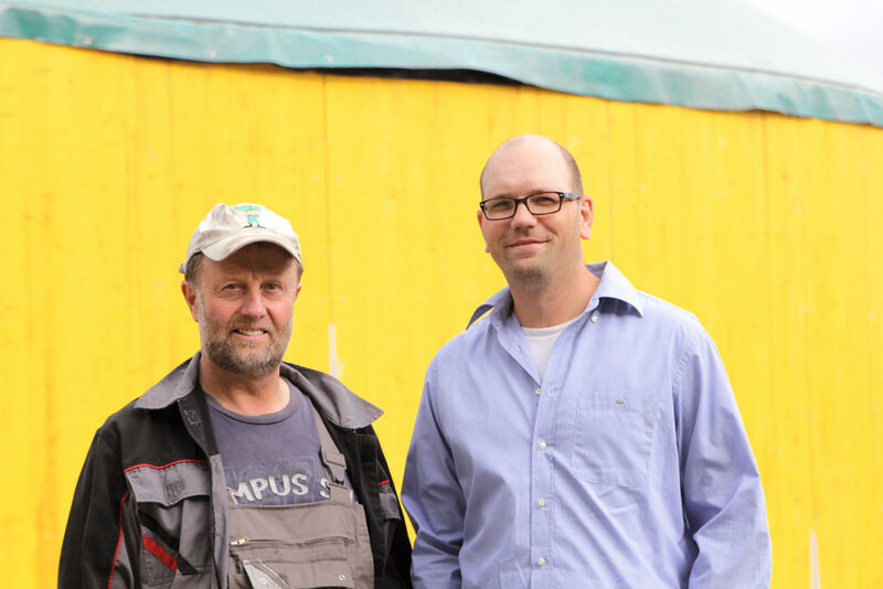 Geschäftsführer Christian Dieng (rechts) und Landwirt Wendelin Einsiedler (links) freuen sich über eine einfach handhabbare sowie kostengünstige Datenübertragungslösung. (Bilder: Phoenix Contact)