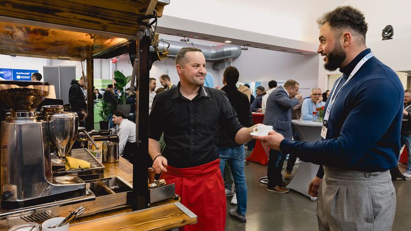 Nach dem Mittagessen ein Espresso oder Cappuccino aus der Siebträgermaschine? Bitteschön. (Bild: Stefan Bausewein)