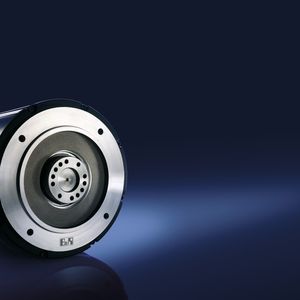 Ein Novum in der Branche: B&R-Torquemotoren der Baureihe «8LT» treiben die wassergekühlten, extrem trägen Walzen des Viscotec-Glättwerks an und sorgen für die notwendige Achssynchronität der Walzen.