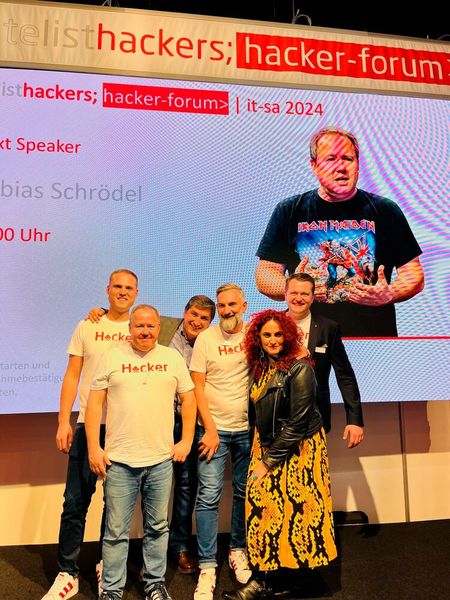 Freunde fürs Leben, das whitelisthackers Team (v. l.) Tobias Schrödel, Timo Stark, Cem Karakaya, Marco di Filippo, Besa und Peter Wilfahrt. (Bild: Vogel IT-Medien)