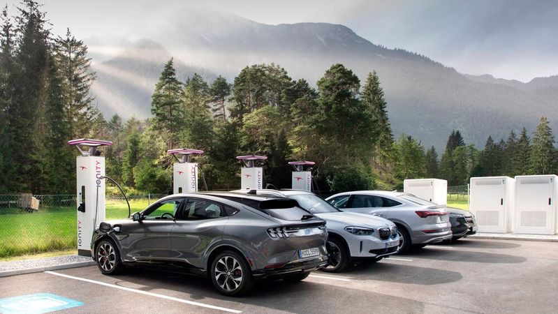 Die Schnellladesäule ist ungemein praktisch, erlaubt sie doch kurze Stopps für lange Roadtrips. Doch wer ständig am Supercharger andockt, verkürzt die Lebensdauer der Trakltionsbatterie(Bild:  Ionity)