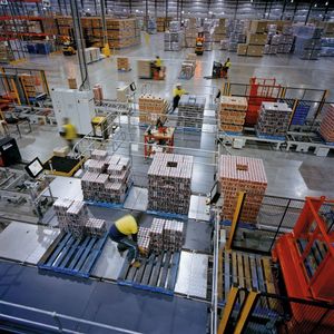 Das Negative-Put-Prinzip reduziert den Arbeitsaufwand beim Erzeugen einer Versandpalette und steigert die Produktivität beim Case Picking deutlich. Bild: Dematic