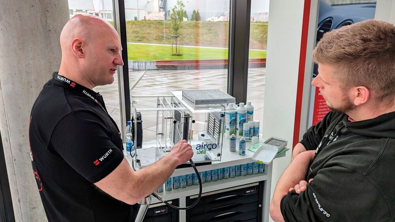 Das professionelle Reinigen des Klimaanlagenverdampfers könnte ebenfalls ein neues Geschäftsfeld für Kfz-Betriebe werden. (Bild: Rosenow – VCG)