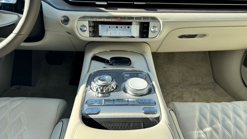 Touch oder klassisch? Beides! Während viele Oberklasse-Konkurrenten auf rein digitale Steuerung setzen, kombiniert Genesis Touchscreens mit physischen Drehreglern für eine intuitive Bedienung. (Bild: Schreiner – VCG)