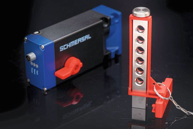 9: Der AZM 400 mit elektromotorischer Zuhaltung eignet sich für schwere (und angetriebene) Schutztüren. Im Bild mit Sperrzange. (Bild: Schmersal)