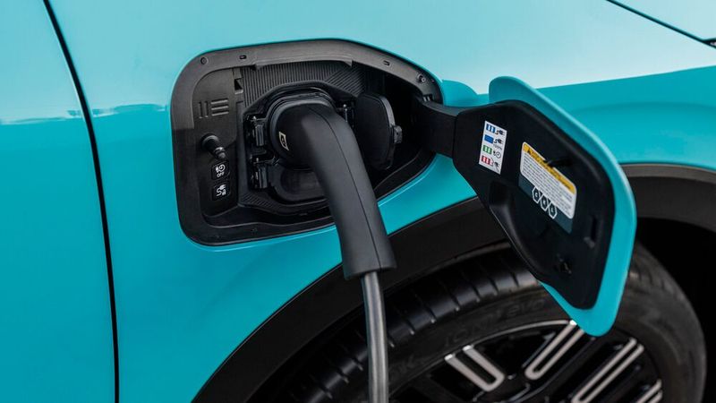 Im rechten vorderem Kotflügel ist der Ladeanschluss versteckt. (Bild: Nissan)