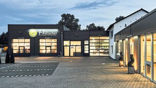 Auf dem 5.500 Quadratmeter großen Grundstück an der Scheidtbachstraße in Bergisch Gladbach entstand ein moderner Karosserie- und Lackbetrieb, der auch für den Autoservice gut gerüstet ist.  (Bild: Borgers)