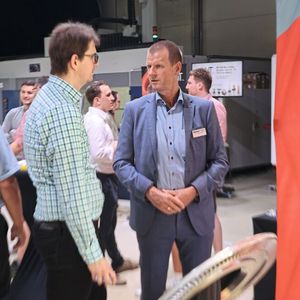 Auf der begleitenden informativen Fachausstellung standen exklusive Unternehmen den Besuchern Rede und Antwort. Nicht selten ging es dabei bereits um sehr konkrete Projekte. (Bild:  Maschinenmarkt/rw)