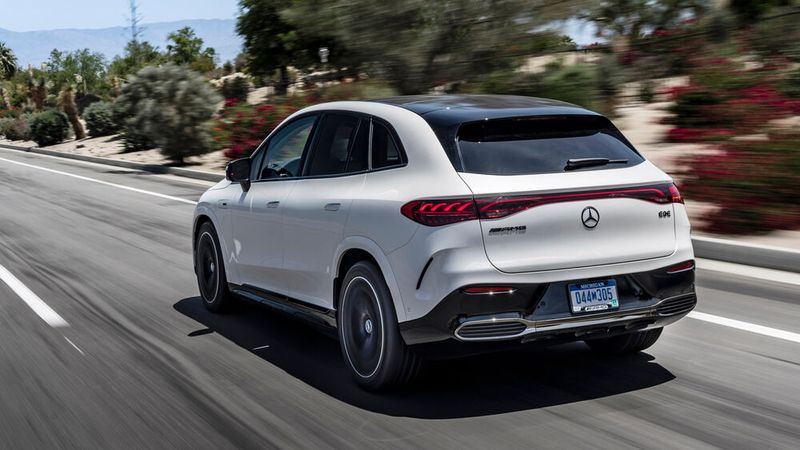 Beim 53 mit Dynamic-Plus-Paket stemmen die elektromagnetisch angeregten Kupferwicklungen von zwei thermisch optimierten Permanenterregt-Synchronmaschinen auf Wunsch 505 kW/687 PS und 1.000 Newtonmeter auf Vorder- und Hinterachse. (Bild: Mercedes-Benz)