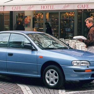 1992 vorgestellt, begann der Verkauf des Impreza in Europa 1993. Zum Start gab es zwei wassergekühlte 4-Zylinder-Leichtmetall-Boxermotoren zur Auswahl: einen 1,6-Liter-Motor mit 66 kW/90 PS und einen 1,8-Liter-Motor mit 76 kW/103 PS. Zudem konnten Käufer zwischen zwei Karosserievarianten wählen: einem fünftürigen Kombi und der viertürigen Limousine. (Bild:  Subaru)