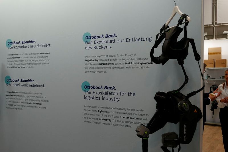 Auf der Messe waren auch verschiedene Anbieter von Exoskeletten vertreten. Die meisten sollen schwere Arbeiten oder Überkopfarbeiten unterstützen. (Bild: Sandro Kipar)