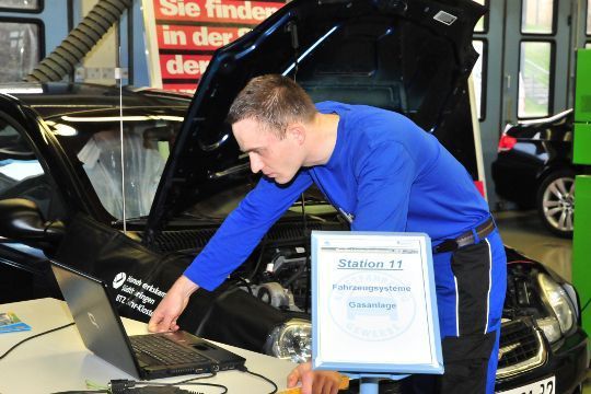 Der Saarländer Alex Klotz arbeitet sich hier gerade in die Diagnosemöglichkeiten der Vialle-Gasanlage ein. (Archiv: Vogel Business Media)