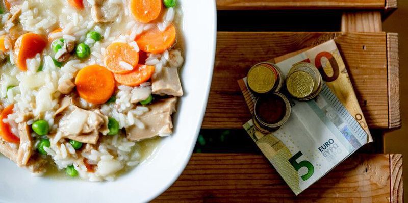 Essen und Geld – beides wird vom Gehirn als Belohnung empfunden.(Bild:  © RUB, Marquard)