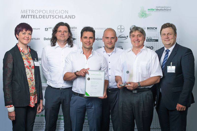 Dätwyler als Gewinner des Clusterpreises Chemie/Kunststoffe des IQ Innovationspreises Mitteldeutschland (v.l.): Dr. Sandra Hofmann, vom Preisstifter „Trinseo“, Matthias Klug, Product Manager Infrastructure, Matthias Orth, Vice President Civil Engineering und Site Director Waltershausen, Thomas Brandt, Key Account Manager Construction, Matthias Stender, Manager Technical Support, Prof. Markus Krabbes, vom Preisstifter „Zukunftsstiftung Südraum Leipzig“. (Dätwyler)