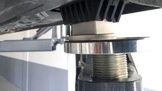 Bei E-Fahrzeugen sind die Wagenheberaufnahmen meist zugleich die Ansatzpunkte für Schwenkarm-Hebebühnen. Um die Fahrzeuge sicher heben und auch den Hochvoltakku ausbauen zu können, hat Maha ein Baukastensystem entwickelt. (Bild: Maha)