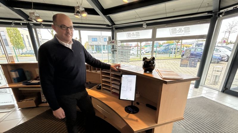 Papierloser Service: Auftrag und Datenschutzerklärung werden direkt am Tablet digital unterzeichnet (Bild: attRiBut)