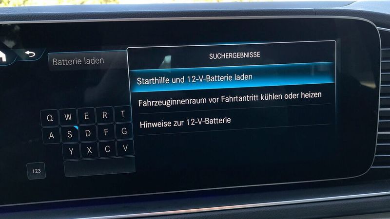 Zum Ladevorgang der Antriebsbatterie finden sich in der Betriebsanleitung seltsamerweise keinerlei Informationen.  (Rosenow/»kfz-betrieb«)
