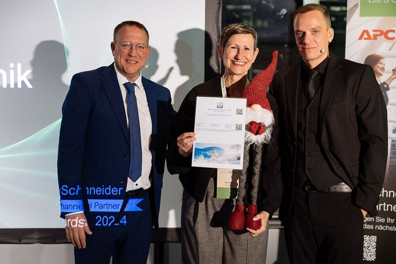 Auch Karin Hernik erhält einen Award – Managerin des Jahres 2024 – überreicht stellv. für das ganze Team von Stefan Knerrich und Michael Plum. (Bild: Schneider Electric)