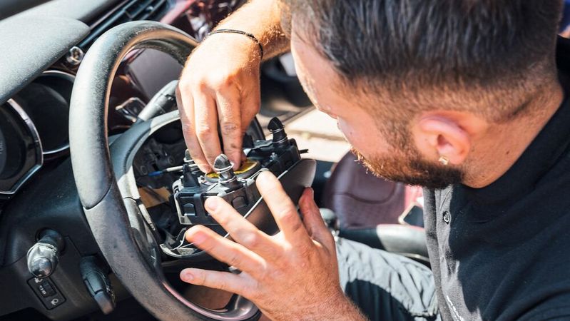 Airbag-Austausch an einem Citroën (Symbolbild): Rund 12.400 Citroën C4, DS4 und DS5 sind in Deutschland mit einem Nutzungsverbot aufgrund gefährlicher Takata-Airbags belegt.(Bild:  Picture Alliance / Hans Lucas / Laurent Le Crabe)