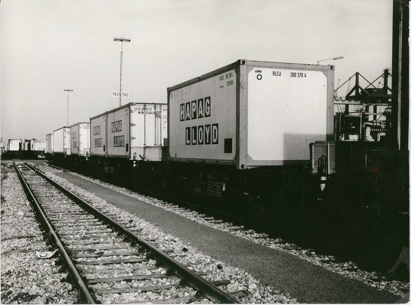 Neustädter Hafen 1986: Die Container werden per Bahn weitertransportiert. (BLG Group)