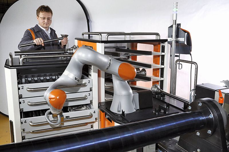 Mit dem Leichtbauroboter LBR iiwa setzt Kuka den Benchmark bei der automatisierten Montage hochkomplexer Komponenten. (Bild: Kuka)
