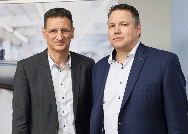Dietmar Hamberger, Geschäftsführer der Fertig Motors GmbH, und Dirk Hansen, Produktmanager Antriebstechnik der Beckhoff Automation GmbH & Co. KG (v.l.), erläuterten die Bedeutung einer leistungsfähigen Servoantriebstechnik für die moderne Automatisierungstechnik. (Beckhoff)