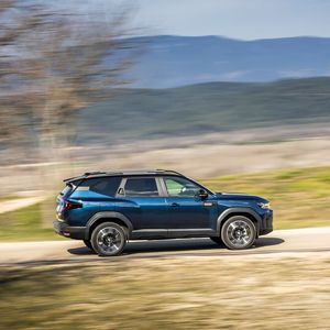 Selbst das Topmodell Dacia Hybrid 155 bleibt mit seinen 28.590 Euro deutlich unter der 30.000-Euro-Grenze.(Bild:  Dacia)