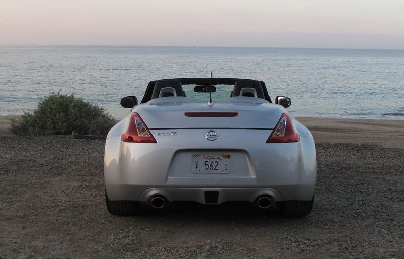 Symmetrischer Gasauslass: Jeweils direkt hinter den Sitzen angeordnet lassen die Endrohre die Überreste von 243 kW/331 PS frei. (Archiv: Vogel Business Media)