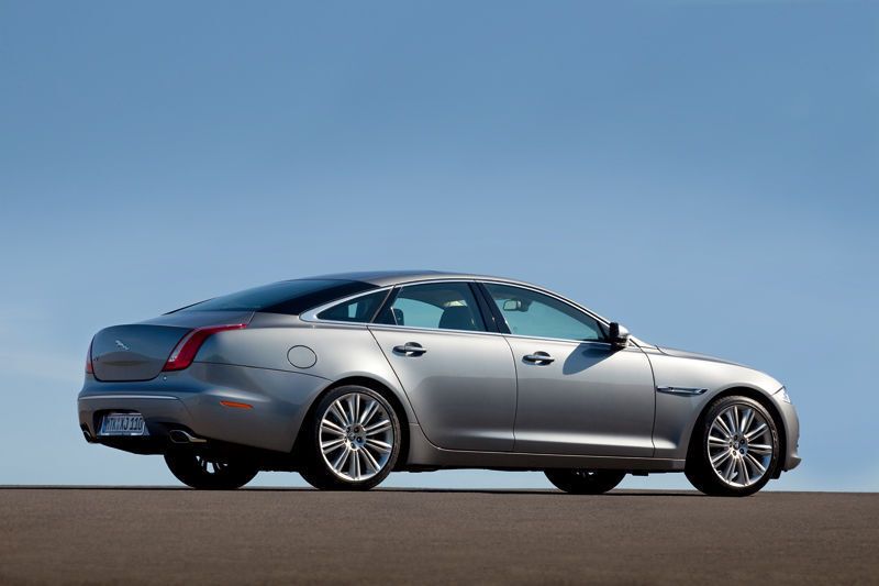 Der neue Jaguar XJ ist in zwei Karosserievarianten erhältlich: mit normalem Radstand oder als Langversion. (Archiv: Vogel Business Media)