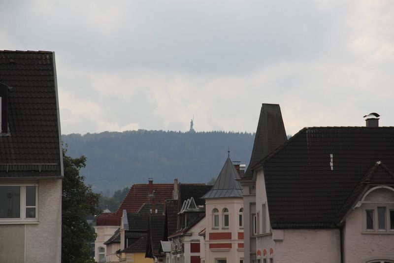 Auch von weit weg, beispielsweise von der Stadt Detmold aus, ist das Hermannsdenkmal gut zu sehen. (Bild: Itasse)