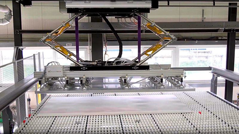 So sieht es aus, wenn die automatische Sägezuführung von Eurotech das Werkstück in der Sägezuführung bei Alu-Point ablegt. (Eurotech)