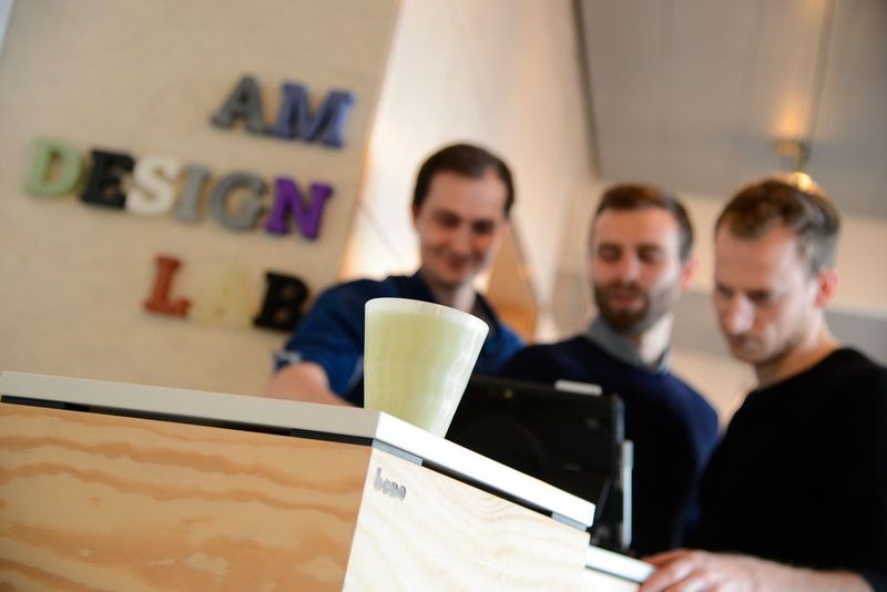 Der Kern des Bechers besteht aus recyceltem Ozean-Plastik. Dieser Kern wird mit einer Schicht aus lebensmitteltauglichem Kunststoff umhüllt.  (Siemens)