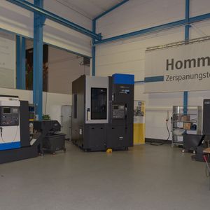 Für die Präsentation des Maschinenprogramms, Vorführungen, Probebearbeitungen, Applikation und Maschinenabnahmen wurden am Standort Bochum diese Räumlichkeiten geschaffen. 