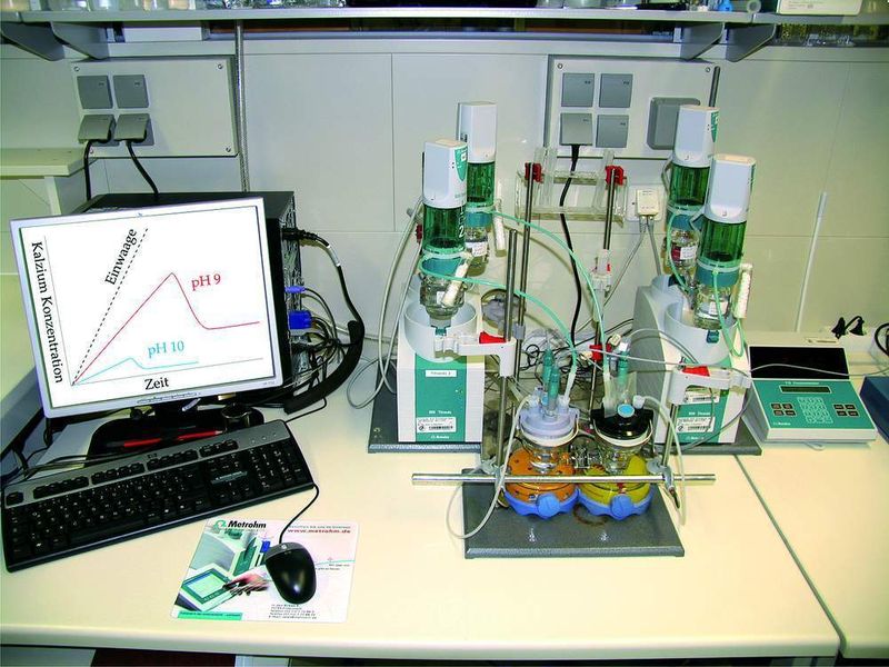 2		Der Aufbau mit einem Metrohm-Titriersystem: Die Messung der Kalzium-Konzentration im Vergleich zur Einwaage (Einbettung im Monitor) zeigt, dass Kalzium-Ionen in Abhängigkeit vom pH-Wert in Clustern gebunden werden. (Archiv: Vogel Business Media)
