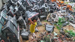 Gefährlich giftig: Gold und Kupfer, aber auch Blei, Quecksilber, Nickel und chemische Schadstoffe kontaminieren den Boden wilder Mülldeponien und vergiften die Ärmsten.  (Bild: gemeinfrei)