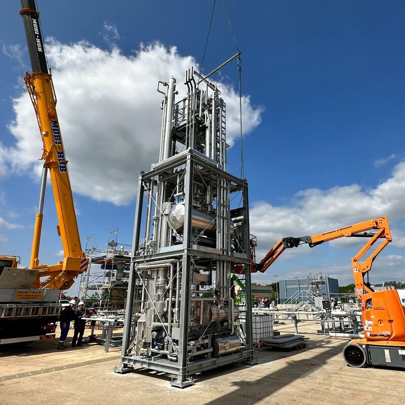 Der Aufbau der 2,8 x 2,4 x 9,6 Meter großen und 9,2 Tonnen schweren Anlage auf dem Gasspeichergelände von EWE in Rüdersdorf leitet die nächste Phase für die künftig mögliche Speicherung von Wasserstoff in unterirdischen Kavernen ein.