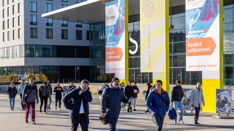 Am 8. und 9. Oktober stehen auf der Fachmesse Instand 2024 in Stuttgart wieder aktuelle Trendthemen der industriellen Instandhaltung und Services im Mittelpunkt.(Bild:  Messe Stuttgart)
