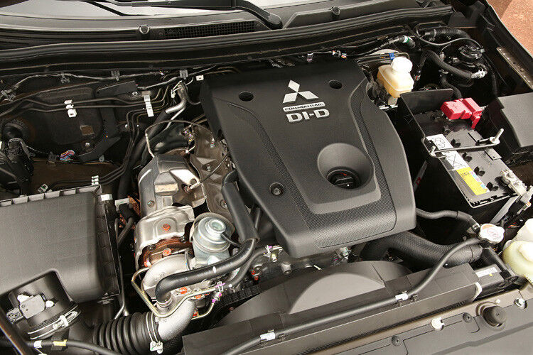 Der neue direkt einspritzende Turbo-Dieselmotor des L200 hat zwei Leistungsstufen: 113 kW/154 PS mit 380 Nm maximalem Drehmoment (2.4 DI-D) sowie 133 kW/181 PS mit 430 Nm (2.4 DI-D+). Die Kraftübertragung übernehmen die neu entwickelten Sechsgang-Schaltgetriebe oder die Fünfgang-Automatik. (Foto: Mitsubishi)