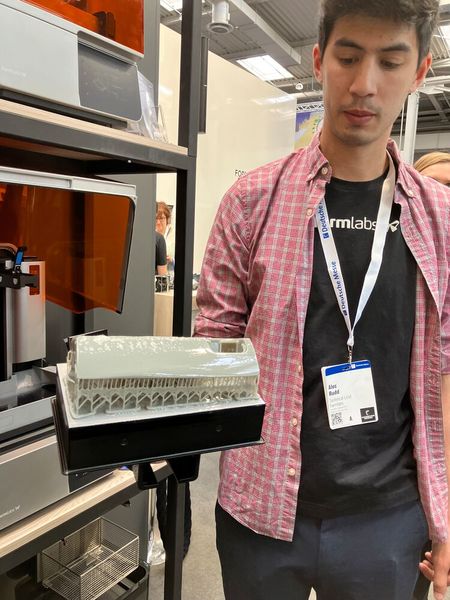 Der Form 4 bietet eine intuitive Benutzung: Ein Druckprozess, den jeder in 15 Minuten erlernen kann – dank automatischer Harzhandhabung, Materialwechseln in Minutenschnelle, automatisierter Nachbearbeitung und Konstruktionsplattformen mit Schnellablösetechnologie. (Bild: Juliana Pfeiffer/VCG)