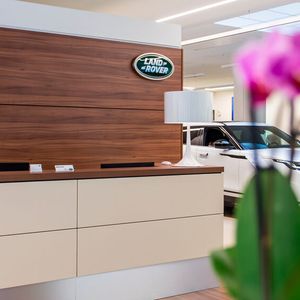 Der neue Flagshipstore erfüllt jetzt die aktuelle Hersteller-CI.(Bild:  Jaguar Land Rover)